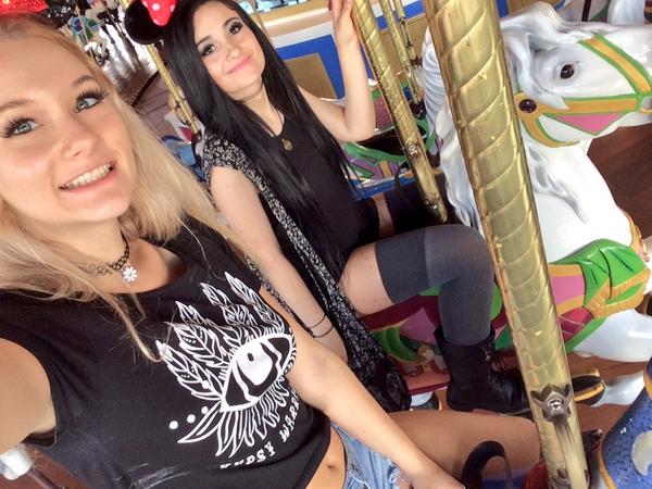 karys__'s tweet image. happy mice at disney 👯🎀🐭
