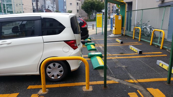 コインパーキングで車止め板を避けて駐車 鎖で固定されて移動不可にｗ