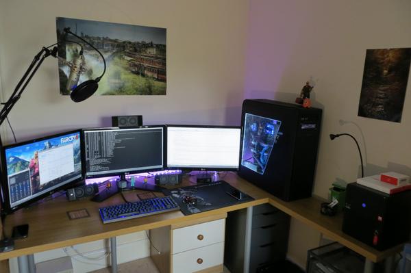 RobAWarner's tweet image. @AMDGaming My sweet triple monitor set up for #AMDEyefinity. Loving using it for @Battlefield