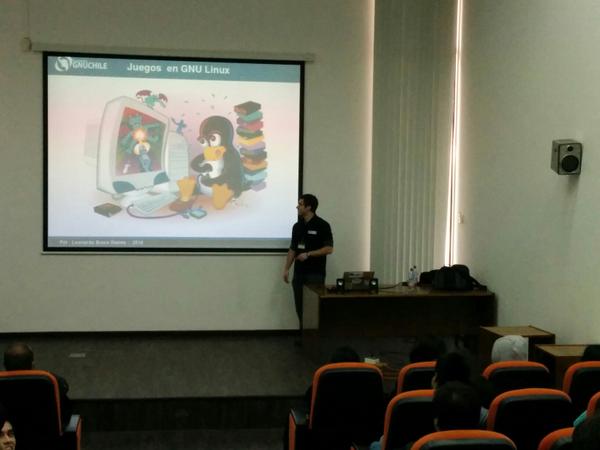 FreeSoftware_CL's tweet photo. Comenzando la charla de Juegos en GNU/Linux, con @l30bravo de @gnuchile (Salón 2) #SFD2014 #Chile http://t.co/us9vd86HxY