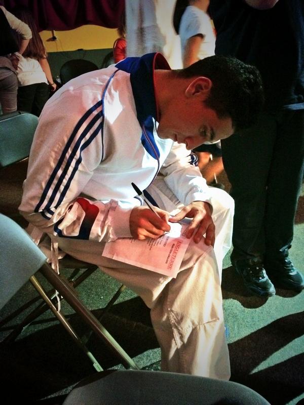ffkarate's tweet photo. Dédicaces pour Sofiane Agoudjil pendant la pause ! #FranceKarate #ObjectifKarate2014 http://t.co/EFOms5heSA