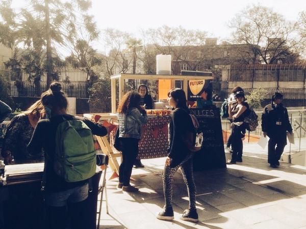 El carrito de <a href="/comedorengam/">Comedor</a> esta en la feria de vinilos de <a href="/centroGAM/">Centro GAM</a> con alfajores, trufas y mote con huesillos