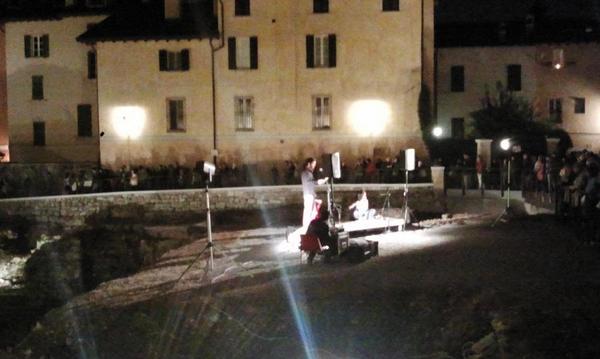 luciolor's tweet photo. Letture al teatro romano di #Brescia, finalmente riaperto! http://t.co/q1cjIsNnae