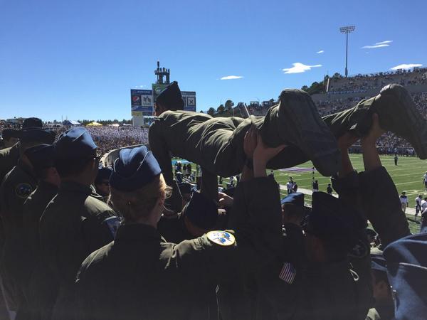 Will_Cofield18's tweet photo. Stay classy Air Force #USAFA #AFAvsNavy #GoAirForce #SinkNavy http://t.co/wTAfP7HDKq