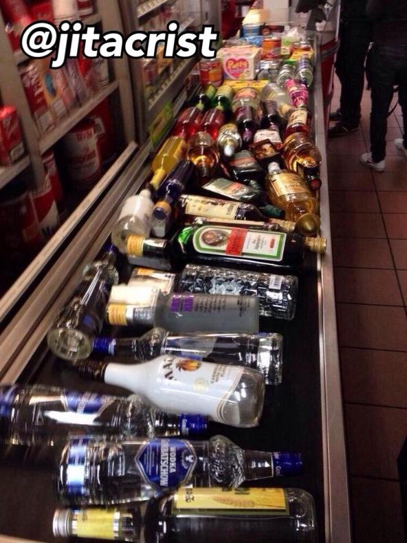 ripmemesP's tweet photo. asi son mis botellones rt si yoraste de envidia http://t.co/YrW3MGWNSu