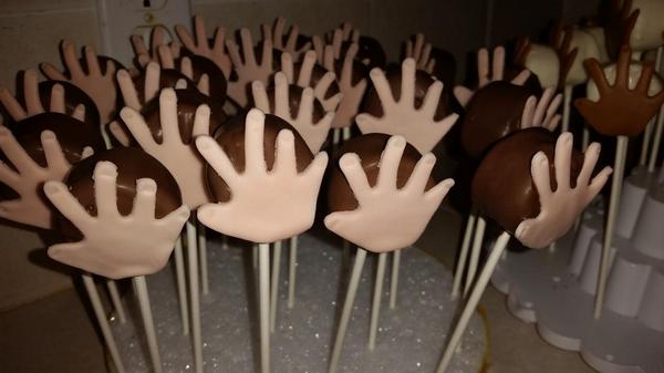 DiaBellasCakes's tweet photo. Hands! A request for #physicaltherapymonth http://t.co/SdWs2MK9kc