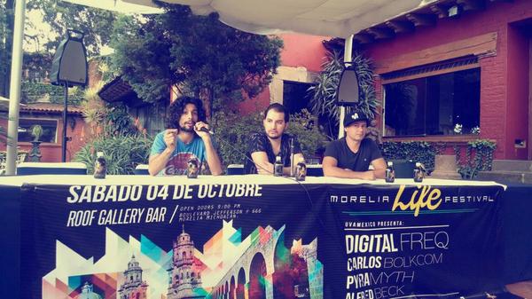 NightlifeMexOf's tweet photo. @DigitalFreqmig #Pyramith y #carlosbolkcom ya están listos para esta noche en @roofgallerybar #Morelia http://t.co/zdSIrauhl1