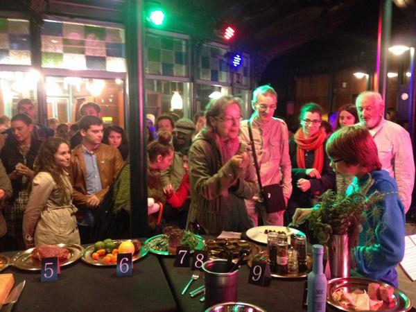 formaantiqva's tweet photo. Los agraciados en el sorteo escuchan sus piezas y además prueban el último plato de @PedroMartinoG 
#Fa15años 
#NBO14 http://t.co/iS5KpEb6Qa