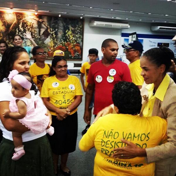 MarinaSilva's tweet photo. Na chegada a Rio Branco, Marina se encontra c/ familiares e acrianos q vieram recebê-la no aeroporto BrasilMarina40 http://t.co/PuM4BKUGnW