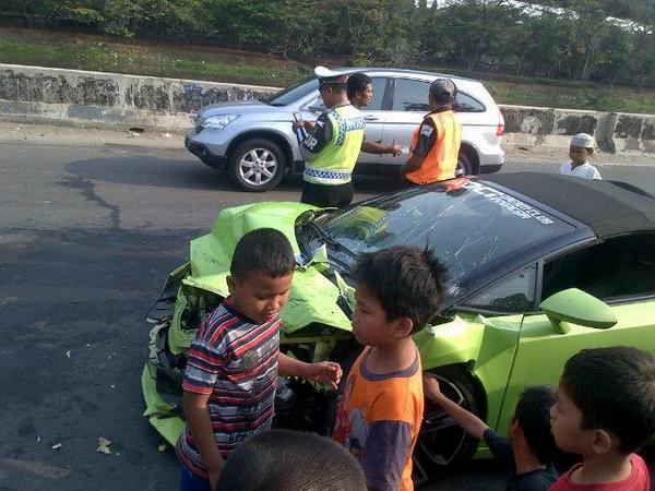 Felixwilson's tweet photo. @jvanmartiono "@TMCPoldaMetro: 09.58 Kecelakaan Truk B 9642 BCI &amp; Lamborghini B 999 NIP di KM 17 Tol Ancol http://t.co/E9QrxQFuwb"