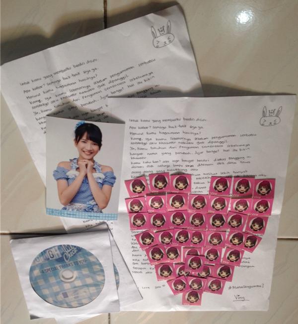 Jkt48viny's tweet photo. Kaya kenal min > "@Vinyvers48INA: Banyak bener Stiker HS nye, pasti ini yg HS Imba bgt :p #RVF http://t.co/GE71O0OCa1”