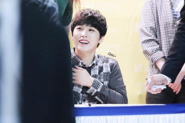 SungminLuvz's tweet photo. 141002 TonyMoly Fansign #Sungmin [cr: Marloes -- #10pic -- http://t.co/3GQRYS8JRs] http://t.co/Xp7LZLKUYn