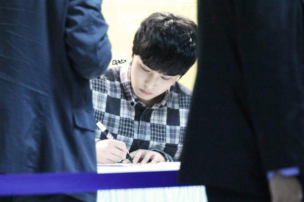 SungminLuvz's tweet photo. 141002 TonyMoly Fansign #Sungmin [cr: Marloes -- #10pic -- http://t.co/3GQRYS8JRs] http://t.co/Xp7LZLKUYn