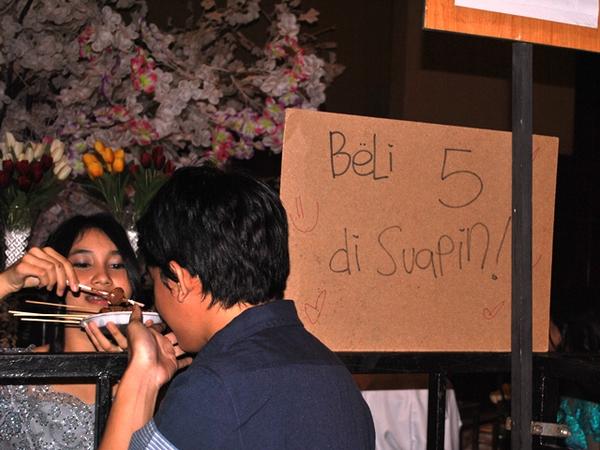HaiMagazine's tweet photo. Fans Disuapin Coklat Sama Member JKT48 http://t.co/oCJ63PfMUf http://t.co/qz0niaElUx