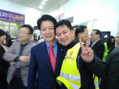 rushe18961's tweet photo. @gowith_wraenoh 
일전 노웅래 의원과 함께^^
그리고 저 김인국 국정감사현장모니터링-10.13(월)경찰청 안전행정위원회 배치확정됨 http://t.co/DaesCHJwg7