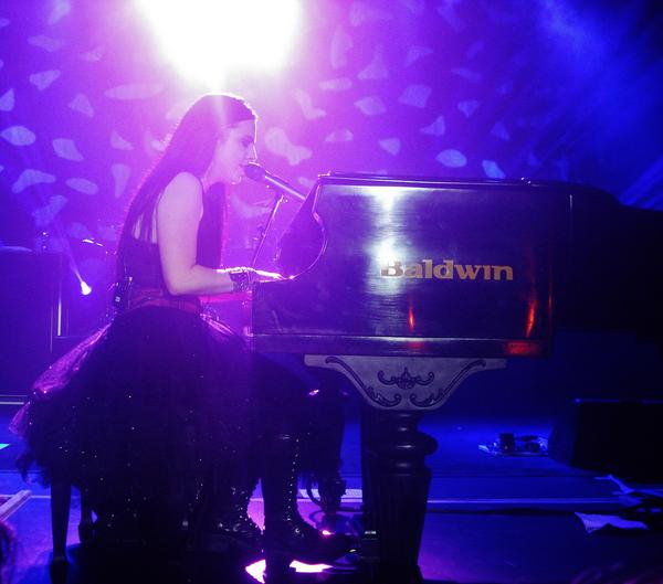 Tatianarivillas's tweet photo. Algun Dia Ire A Un Concierto De Ella # #AmyLeeAftermath http://t.co/g6L7BYQpyF