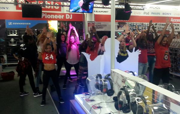 D4Ualmere's tweet photo. Za. 04/10 geweldige flashmob gedaan in de MediaMarkt Almere. Nu voorbereiden op Talent on Stage (soort OPA) op 8 okt. http://t.co/Zz4hy8MzzK
