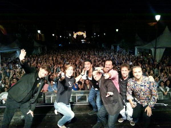OscarMartinezTV's tweet photo. Llenazo anoche en el concierto de @los_secretos en La Unión con @CADENA100! Gracias! @manolosotomayor @bernabepaco http://t.co/zsTlIbLI6h