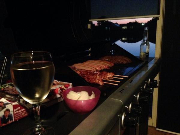 moto_lexy's tweet photo. How can it get any better? #Springtimebbq #grandfinalfooty #lovingit http://t.co/8gShMCgj3U