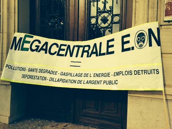 cjuste13's tweet photo. En direct de #Gardanne #Eonhenon non à la gigantesque centrale  #Biomasse http://t.co/OrMQ412Iv6