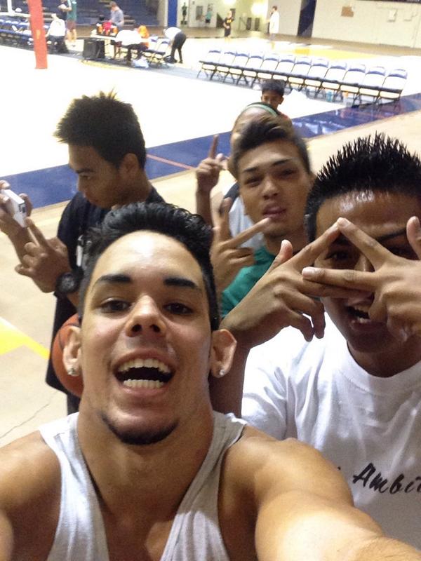 nelaaaa_16's tweet photo. Haha number one supporters😂 fakas make big noise @vmbytious #kerl #tavian #arjay http://t.co/sOTRg3TSHr