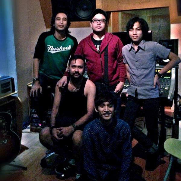 RT @TheoJumpers: <a href="/UPbeatStudio/">UPbeat Studio</a> w/ owner <a href="/piyu_logy/">P I Y U</a> engineer <a href="/giTaRoni/">Gita Roni Chandra</a> manager <a href="/samfanggidaej/">cakmassam</a> player @faiz_alhabib