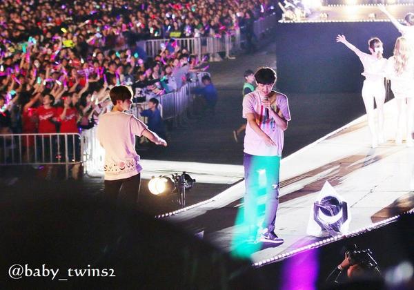Chanyeolalways's tweet photo. HQ 141004 #CHANYEOL #BAEKHYUN @ SMTOWN concert live in Tokyo D1 ||cr.baby_twins2 http://t.co/fx3t4oe7nK