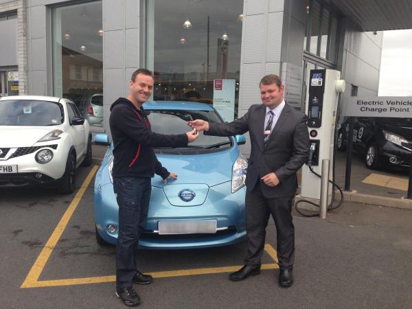ArburyGroup's tweet image. Here is Mr Hardy collecting his #64Plate #Nissan #LEAF from Rhys at Arbury Bromsgrove.