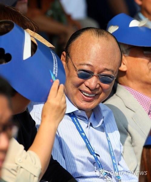 재벌들은 왜 재판 때는 아픈것일까..
배임 1천 500억 원 이상임에도 집행유예.
재판부가 "건강이 안 좋은 점을 고려했다"는 판단.
그.러.나.
아들 경기 응원차 나타난 그의 모습은 놀라울 만큼 밝고 건강.