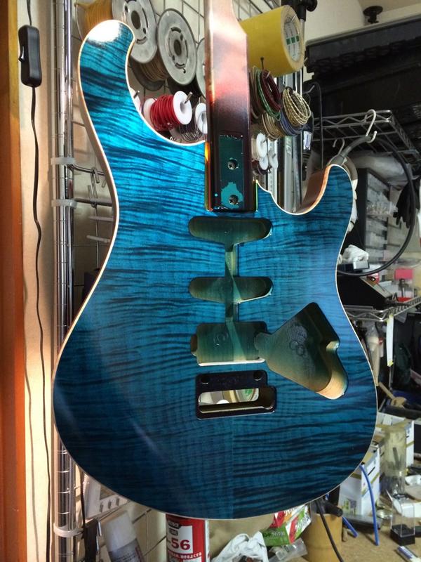 カーリーメイプル カーリーメイプルのドロップトップモデルは、このような雰囲気のカラー