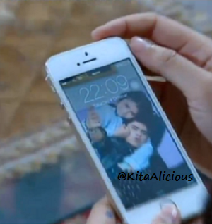 KitaAlicious's tweet photo. Mau pamerin wallpaper pake pura2 liat jam segala;p haha peace;D @alysyarief @prillybie http://t.co/6CX007OgKL
