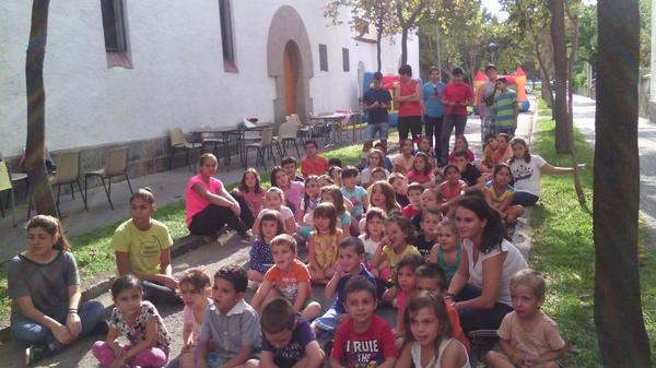 EsplaiStNarcis's tweet photo. El grup d'animació, els nens i els monitorns de l'Esplai a la gran festa del 10è aniversari de l'Esplai Sant Narcís! http://t.co/ahwJV2PHdK