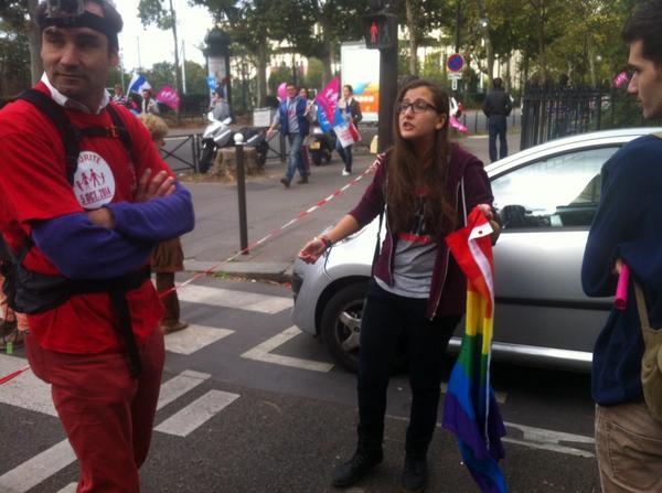 Après la «Manif pour tous» à Paris, des militant.e.s pro-LGBT ont nettoyé les rues  BzL1INSIIAIRZtw