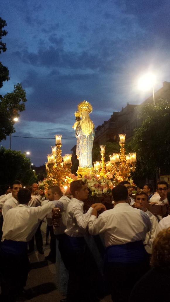 bmrincon's tweet photo. Gracias a la Hdad de Ntra Sra del Rosario por hacernos vivir momentos muy especiales en la tarde-noche de ayer http://t.co/AzW59Q0RID