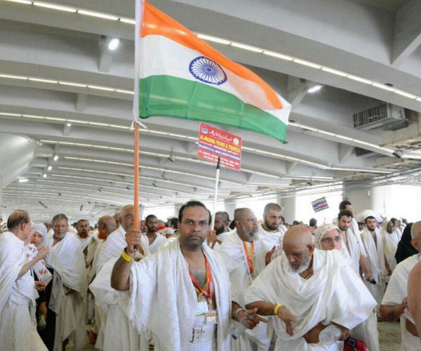 MEAIndia's tweet image. In sea of white during Haj, only sign of identity of Indian pilgrims  is national tricolour.