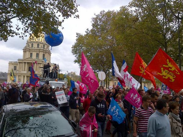 ManifPourTous76's tweet photo. Les Normands sont aux Invalides : non #GPA et #PMA. Nous demandons abrogation loi #Taubira, qui conduit à ces dérives http://t.co/L0mvBnJV3B