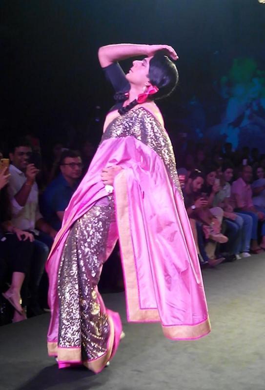 mandiradesigns's tweet image. Our show-stopper, ladies and gentlemen! #MFWknd @MFWknd