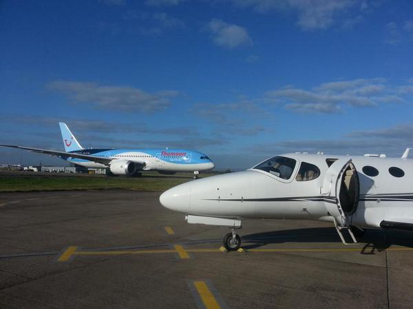 flyingdavidt's tweet image. Head to head with the dreamliner in GLA....