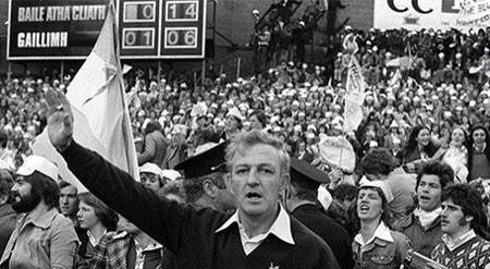 Manager Kevin Heffernan celebrates in front of The Hill after #Dublin win 1974 All Ireland SFC #gaa #nostalgia