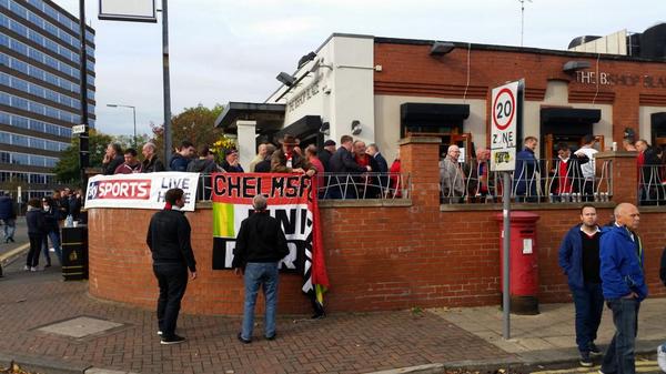 StretfordPaddck's tweet photo. I'm never here before the flags go up at The Bishops Blaize! #EarlyMac #MatchdayMac http://t.co/v0zaJf3yCm