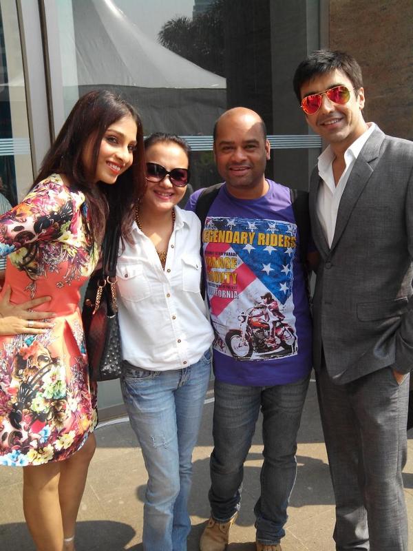 ranjjatwork's tweet image. At the @MFWknd after @mandybedi 's show with hottie @SamitaBangargi ,cute #Hannah &amp;amp; rockstar @AshishChowdhry #MFWknd