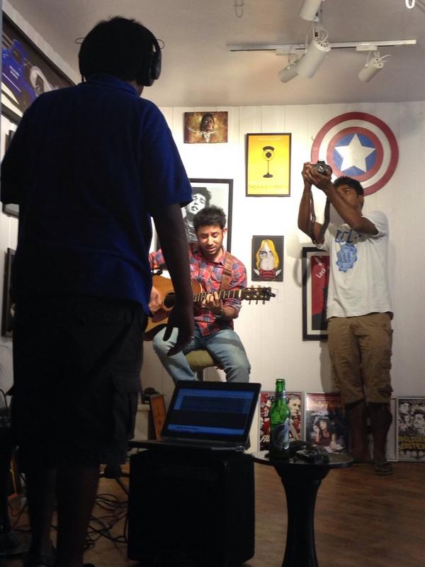 gigveda's tweet photo. Excited to record at @Hoozinc today! http://t.co/IBvFZNdkEn