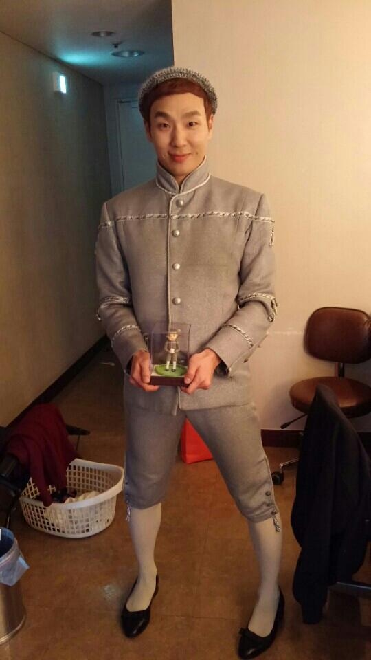 jaewoos2545's tweet photo. 뮤지컬 위키드 프리뷰 포함한 372회 마지막공연을 하러 갑니다. 선물들 감사합니다. 무대위에서 보답해드릴께여. 보크로 양철맨으로 1년을 살아 즐거웠어요  스탠바이 5분전...무대로 안녕 위키드~ http://t.co/2DiOKlLLJX