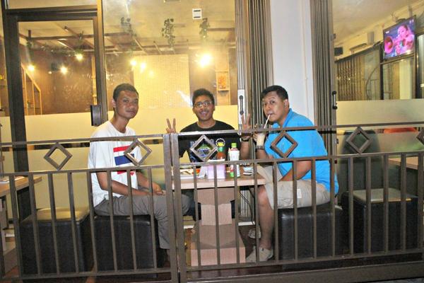 JacksCafeJogja's tweet photo. @ugm Ga ada matinya Thx for Bro rizki and the gank. emang enak nongkrong dan nyantai kerjain tugas di t4 kita. Thx http://t.co/onRAIlVwZQ