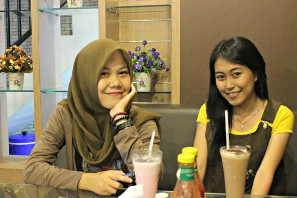 JacksCafeJogja's tweet photo. @aptiwii @febrianilucia Duh dek senyumnya seterang matahari dan seindah rembulan :D. Thx sist dtng lagi ya ^^ http://t.co/FPUh6MKSgl