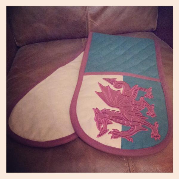 ILOVEWALES's tweet photo. Last pair of the handmade oven gloves left! Offering 17% off a special deal! Click here http://t.co/2mOQhEbOcB http://t.co/gKBrHrH0ei