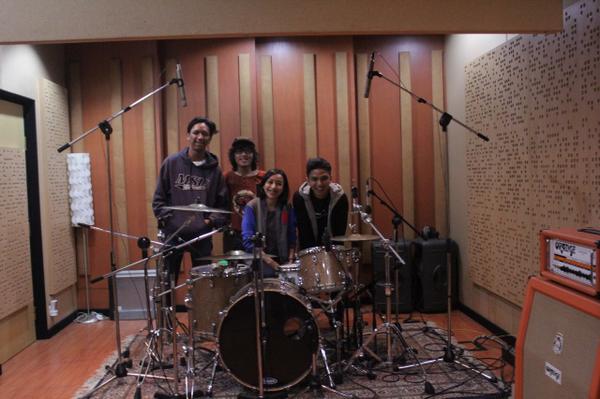 Hihi.. Ayo kebut :D RT <a href="/NOVEinstrumntal/">NOVE.</a>: recording drum untuk first ep :)