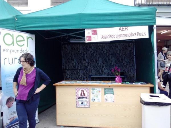MariNutricio's tweet photo. En la #firagastronomicadlapobla con el stand de #emprendeAER! @EmprendeAER @GestForest @emparfayos @Pedrofdez76 http://t.co/MvVMno3nDY
