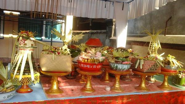 NiWardan's tweet photo. Suasana odalan sdn 1 cakra http://t.co/EN9NiY6Bda