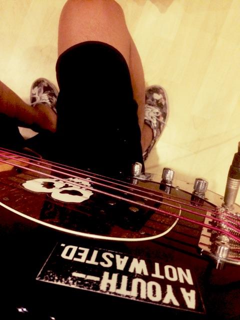 Lanjut take bass 5-6 lagu lagi buat album baru <a href="/PWGofficial/">Pee Wee Gaskins</a>
